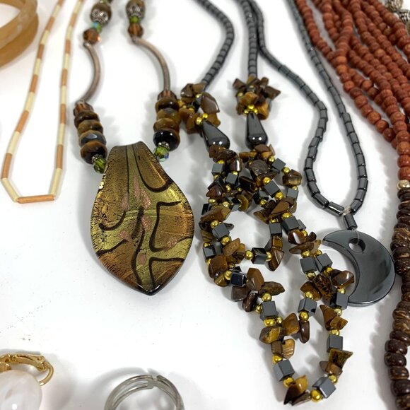 Earthy Boho Jewelry Lot Featuring 24 Pieces Necklaces Bracelets & Earrings - Picture 7 of 10